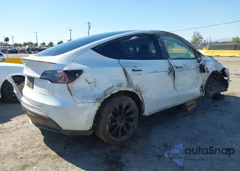 2023 Tesla Model Y Awd/Long Range Dual Motor All-Wheel Drive z USA, uszkodzony, nr VIN 7SAYGDEE7PF710117